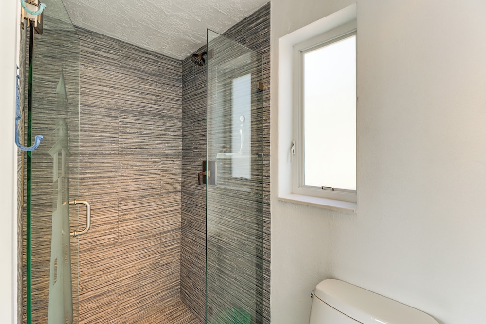 1 Mi to Dtwn: Oceanfront Gem w/ Resort Amenities!