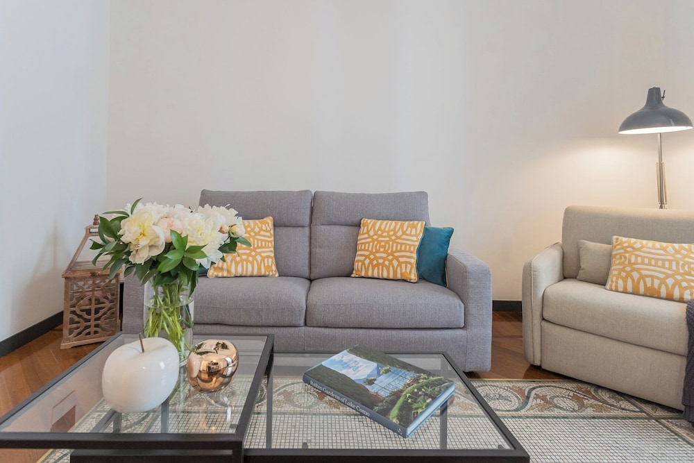Lake Holiday Como by Rent all Como