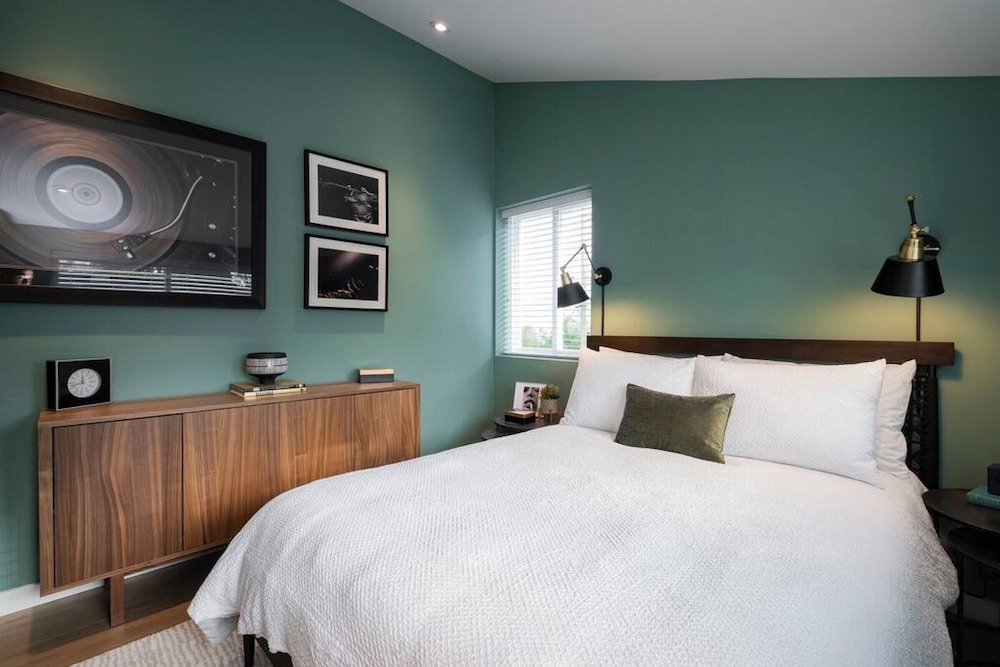 Mclean Stunning 3 Bdrm Reno - Few Blocks off Commercial