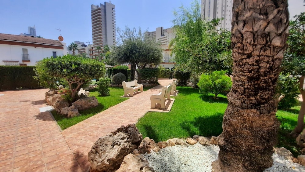 Two Bedroom Townhouse Bungalow In A Secure Complex In Benidorm Free Wifi view 4