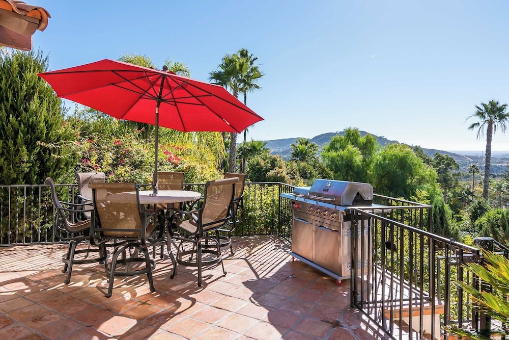 Two Estates w/ Pools, Hot Tubs, Game Rooms, Valley Views & Tennis Court Near Beaches & Wineries