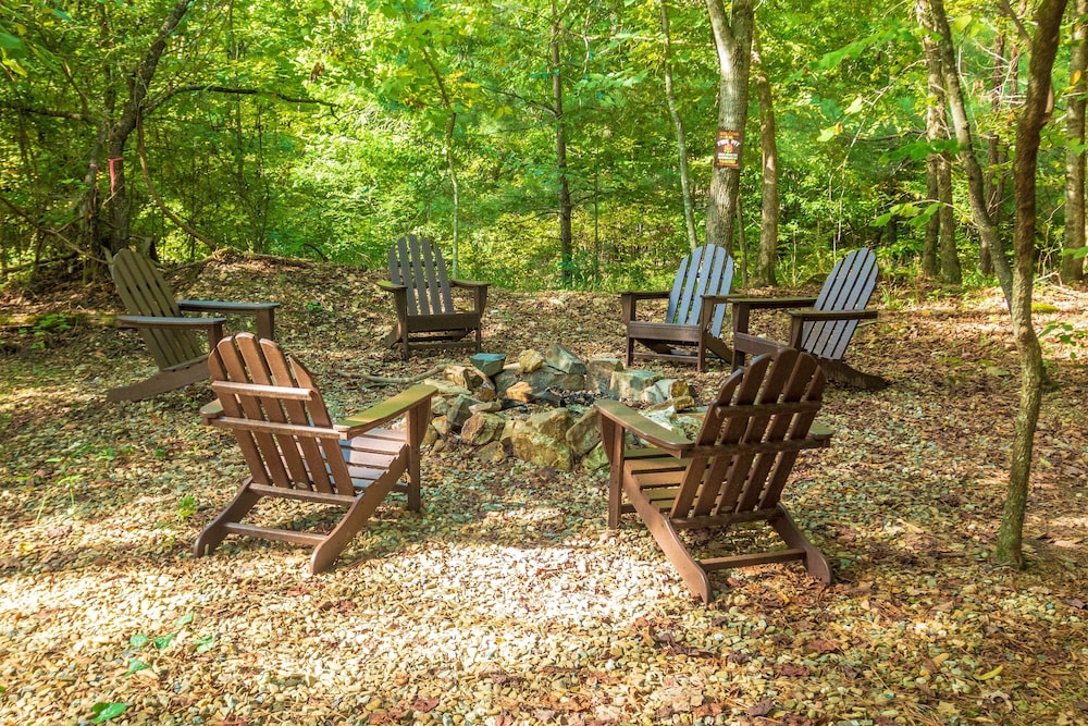 Broken Bow Cabin w/ Hot Tub & Outdoor Fireplace! view 3