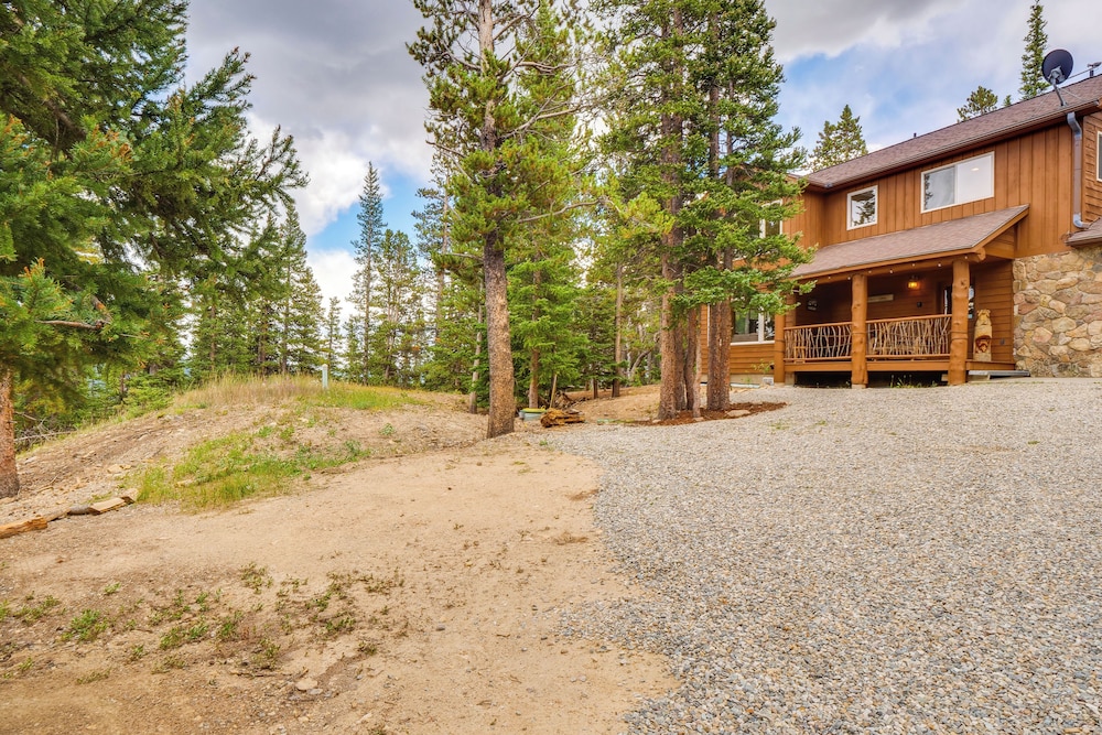 Hot Tub + Game Room: Fairplay Cabin Near Hiking