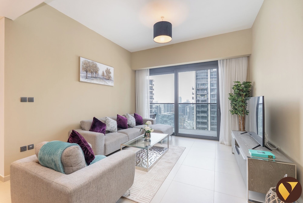 Luxury 2BR in ACT 1 Near Dubai Mall