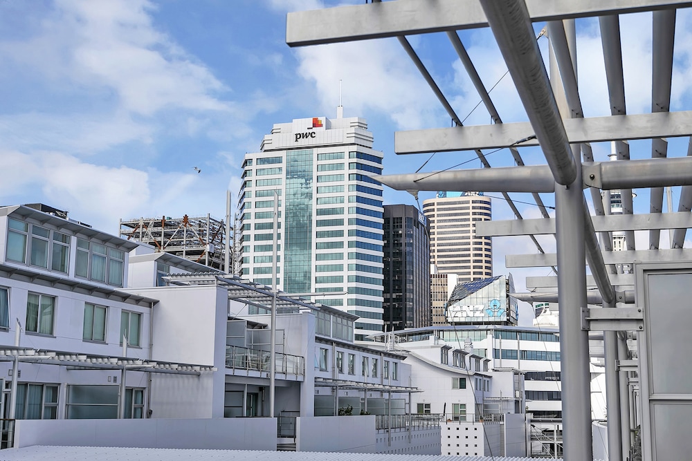 Deluxe Waterfront & City Apartment view 4