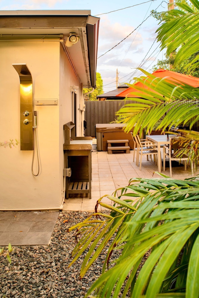 Walk to Wilton Drive - Spacious Quiet Villa 2 HOT TUB