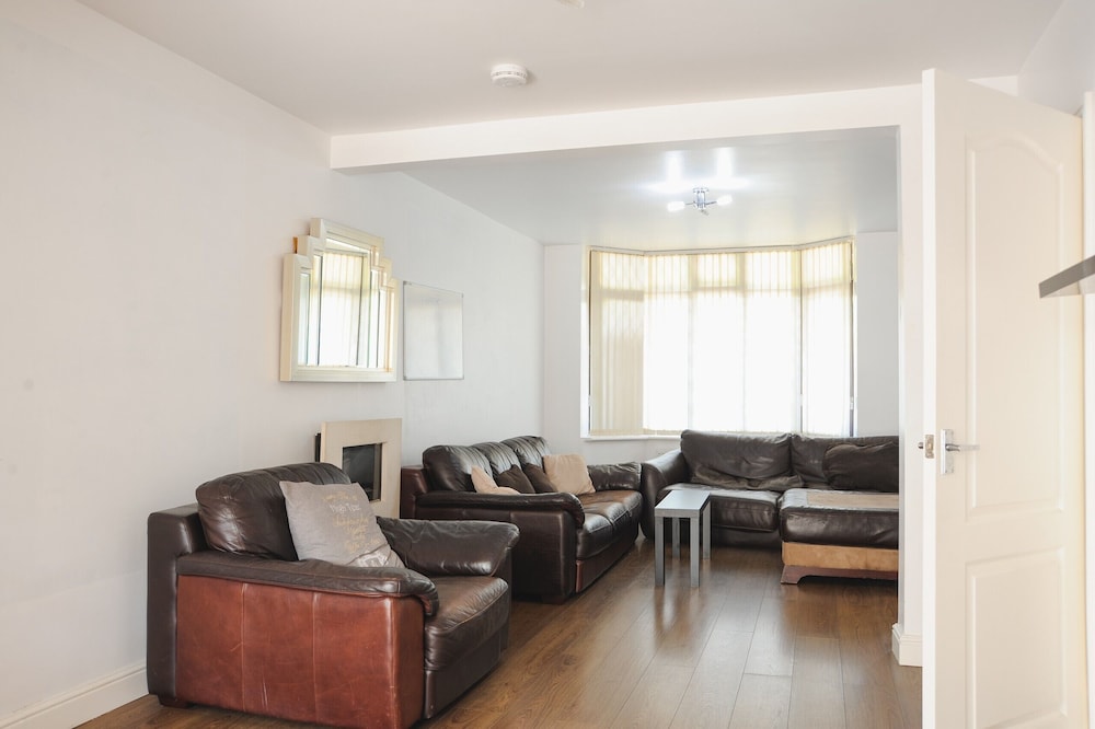 Room in Guest Room - Big Size Double Room Coventry