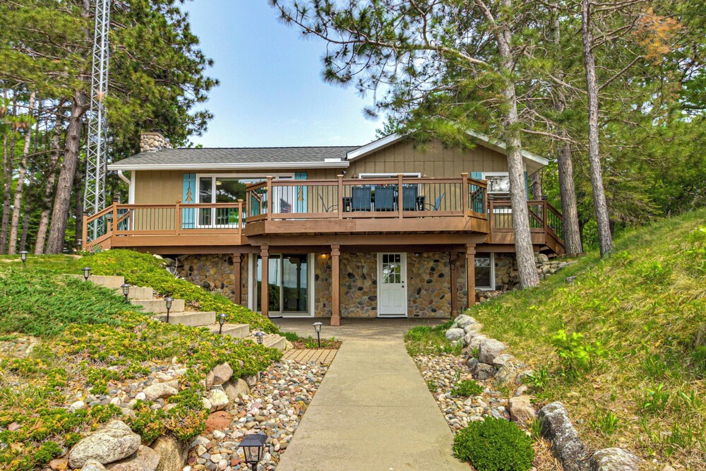 Family Retreat on Cross Lake: Boat, Swim & Relax!