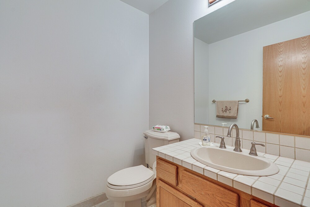 Lovely Portland Home ~ 10 Mi to Downtown!