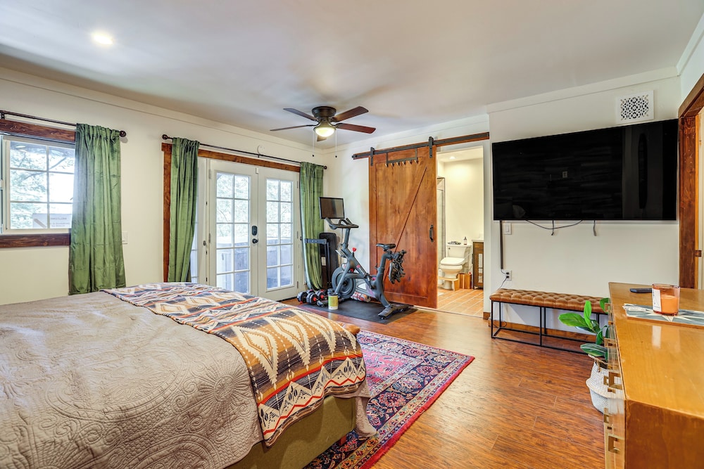 3 Mi to Lake Arrowhead Village: Dog-friendly Cabin