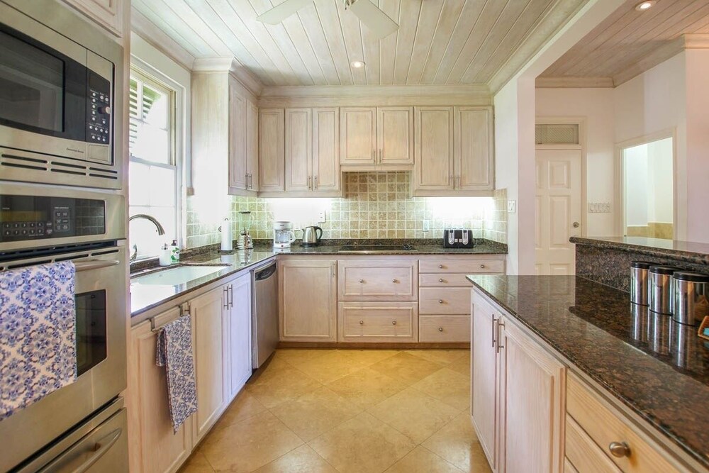 Ocean views apt with shared rooftop pool: Beacon Hill Surf by BSL Rentals
