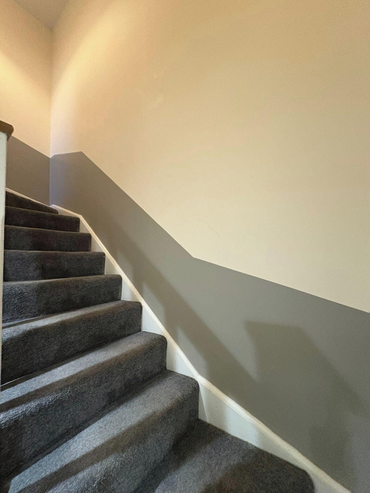 Spacious 3-bed House - Sleeps 8, Garden & Parking