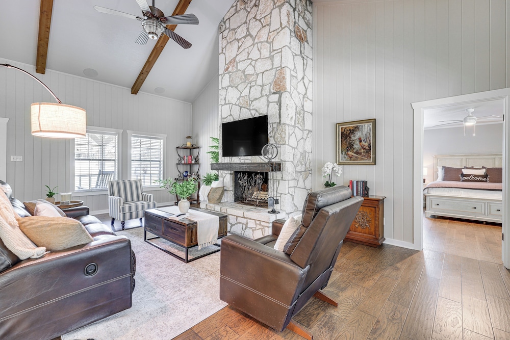 3 Mi to Boerne Lake: Getaway w/ Deck & Yard!