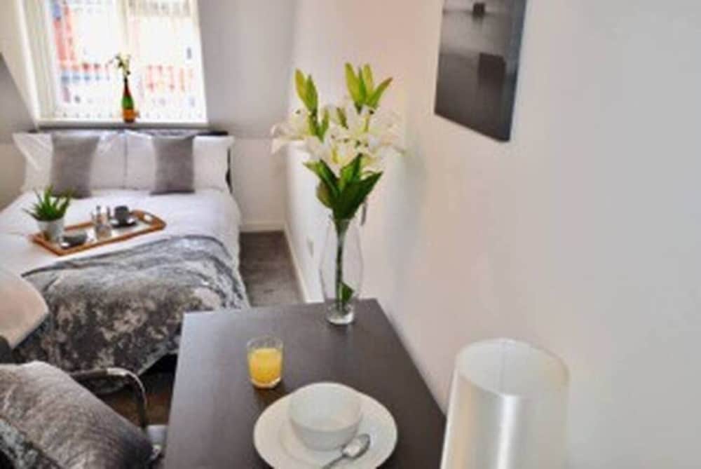 Beautiful 3-bed House in Wolverhampton view 3