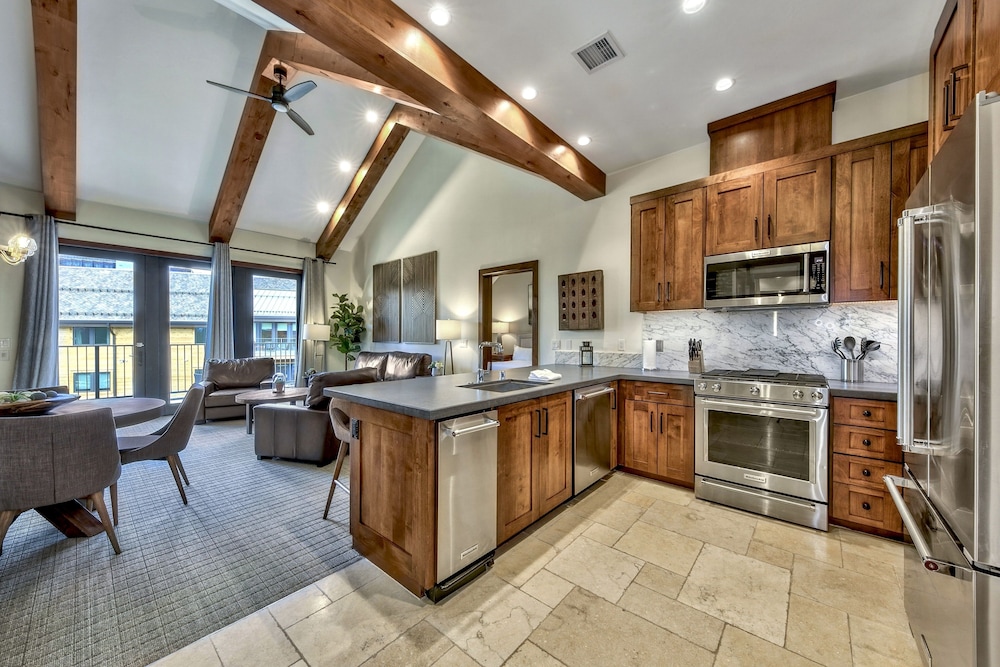 Lake Tahoe Vacations - Luxury Two Bedroom Residence steps from Heavenly Village Book 7 Nights for 10 Off by RedAwning - Property Image 22