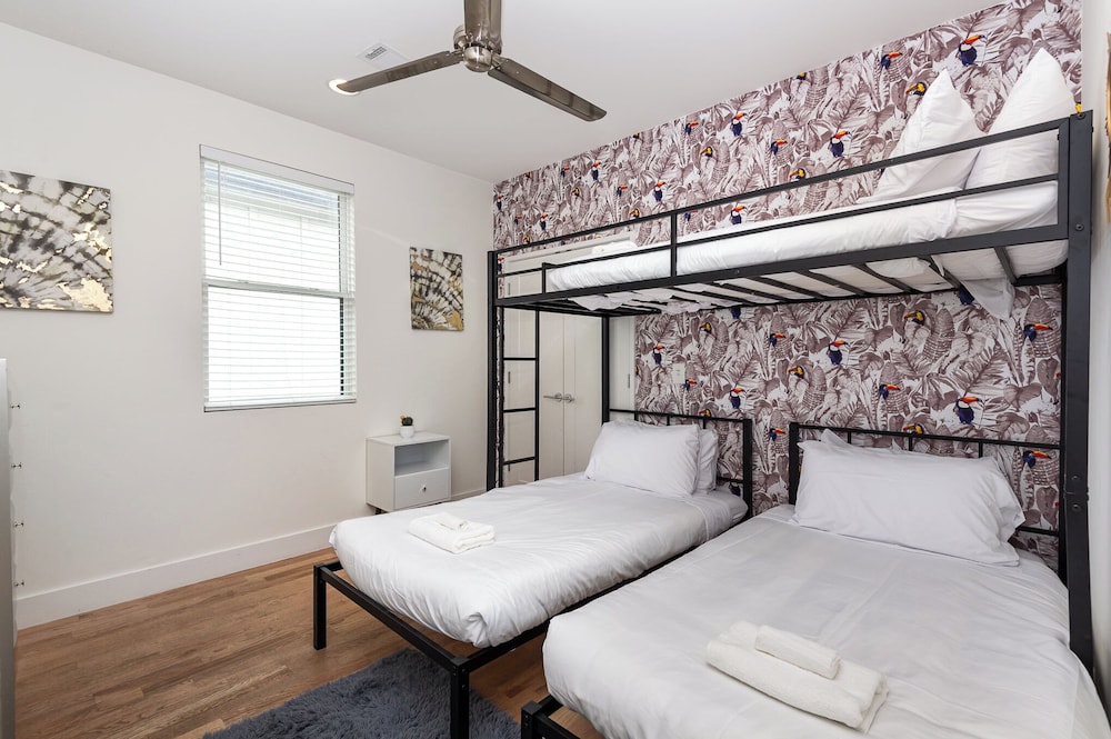 Citrine-private Patio & Balcony-near Germantown