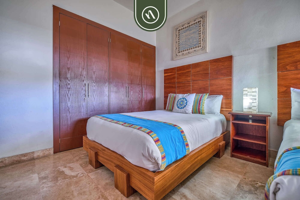 Oceanfront 3BR Condo With Beach Club - Pool