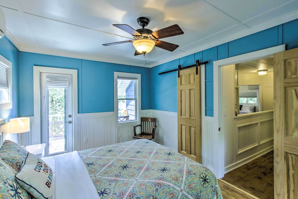 Crystal Lake Cottage: Kayaks & Fire Pit! view 4