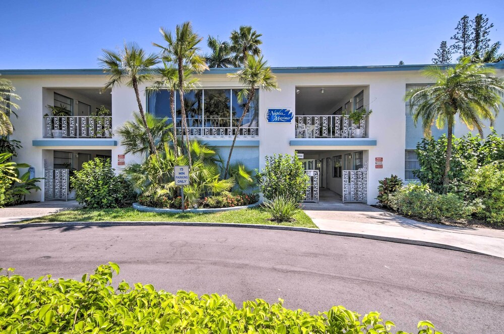 Coastal Downtown Naples Condo - Walk to the Beach! view 3