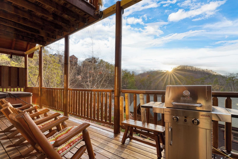 Cozy Cabin Near Dollywood Attractions Hot Tub, Game Room, Views Anne's Place
