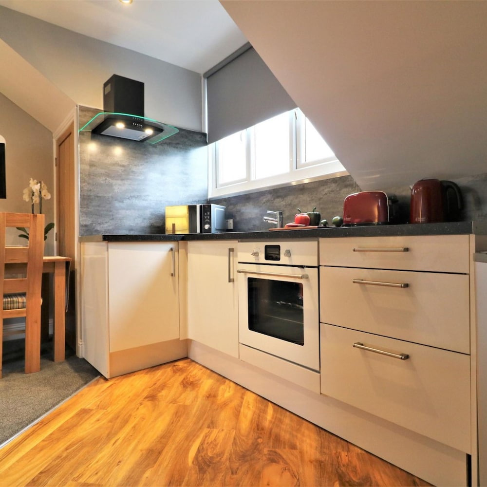 Linden Cottage Room 4 - Airdrie view 4