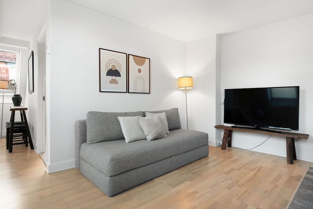 Sanders Leaves - Cute 1-bdr Apt w Terrace view 3