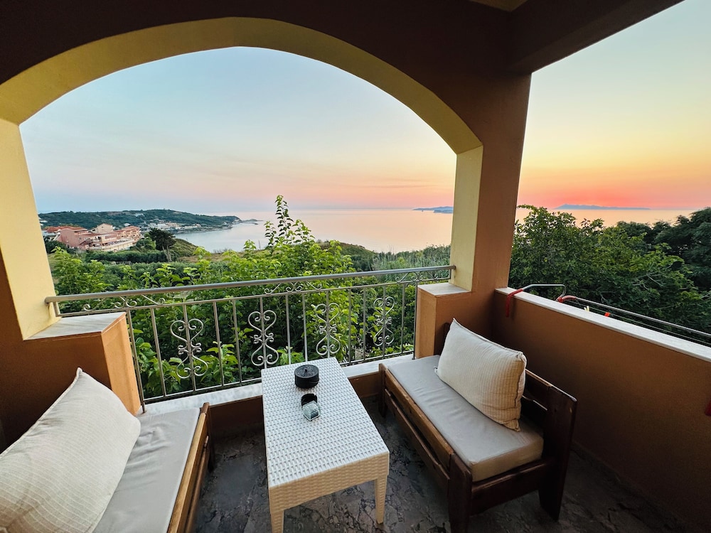 Nikos Apartments