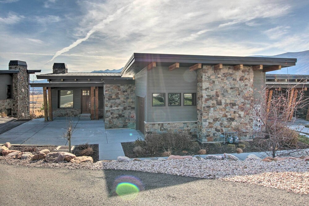 Modern Townhome w/ Mtn Views < 7 Mi to Ski Resorts view 5