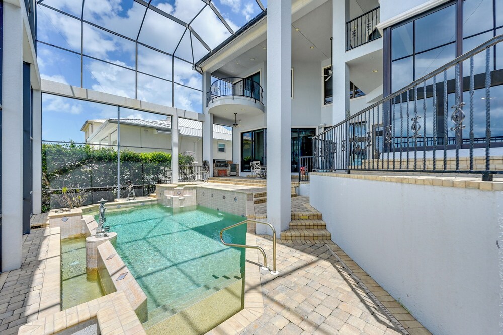 Waterfront Stunner: Effortless Elegance in Naples!
