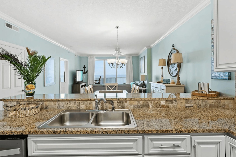 Beachfront Access, 2 Pools, Beach Service w/ Chairs Emerald Isle Resort 1308