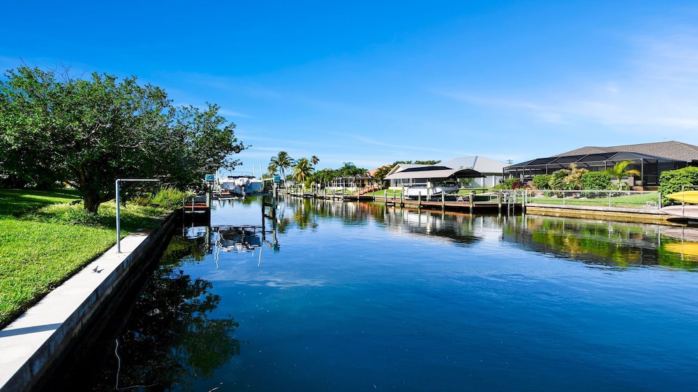 Just Chill Modern Canal Villa w Heated Pool