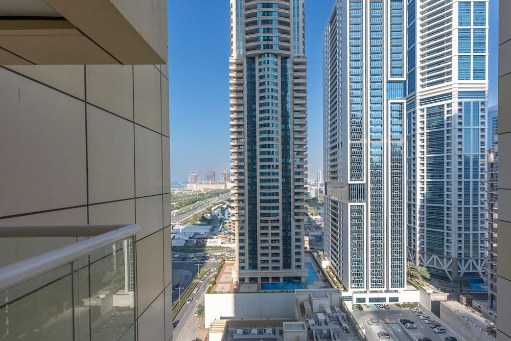 Cozy 1-bedroom Apartment for 4 in Dubai Marina