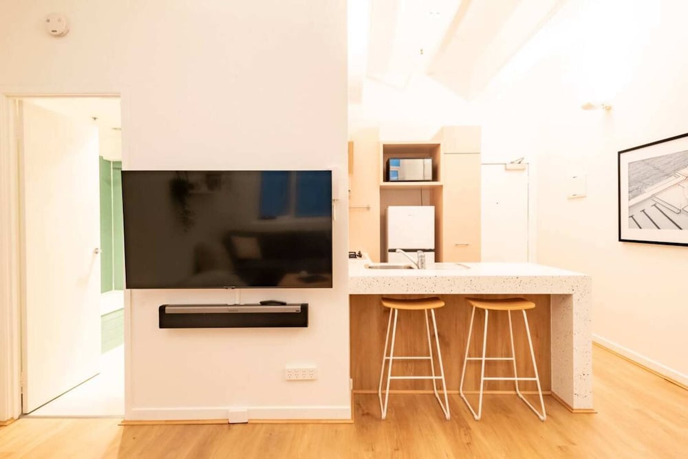 Beautiful 1 Bedroom Apartment Next to Southern Cross Station