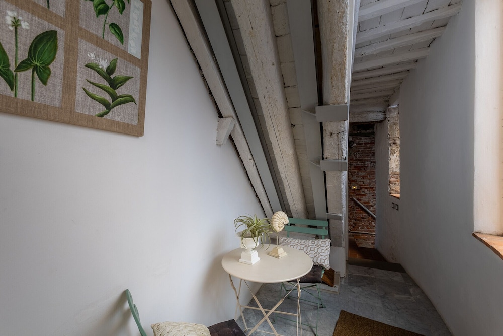 Casa Joyce in Lucca With 1 Bedrooms and 1 Bathrooms
