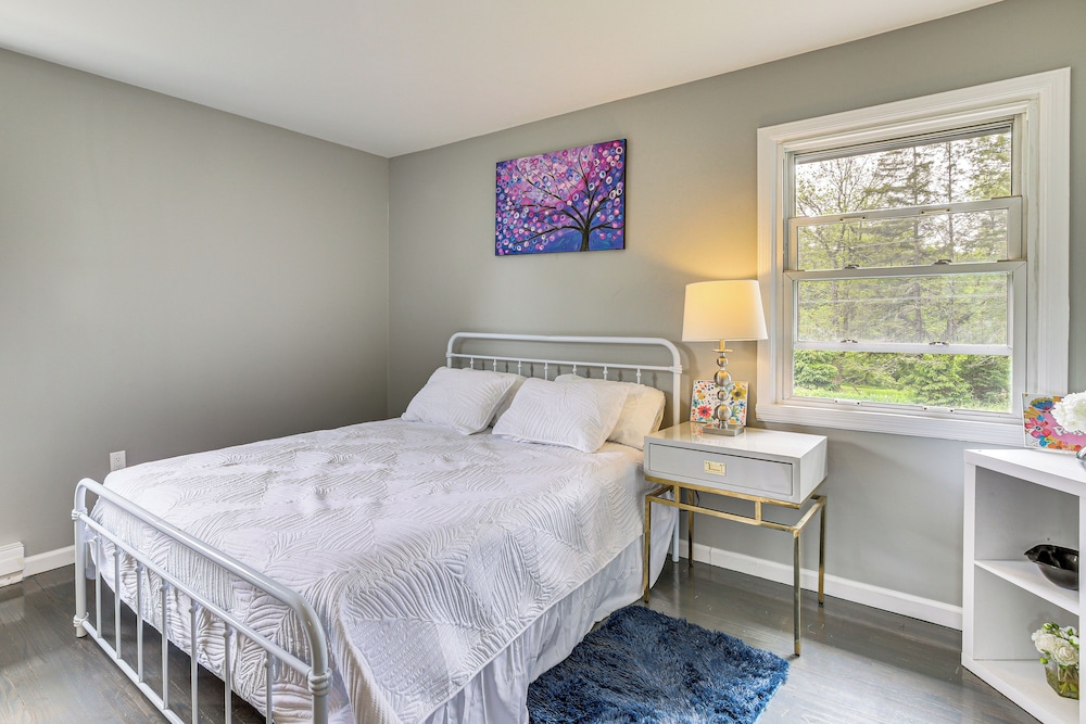 3 Mi to Main St: Modern New Paltz Home