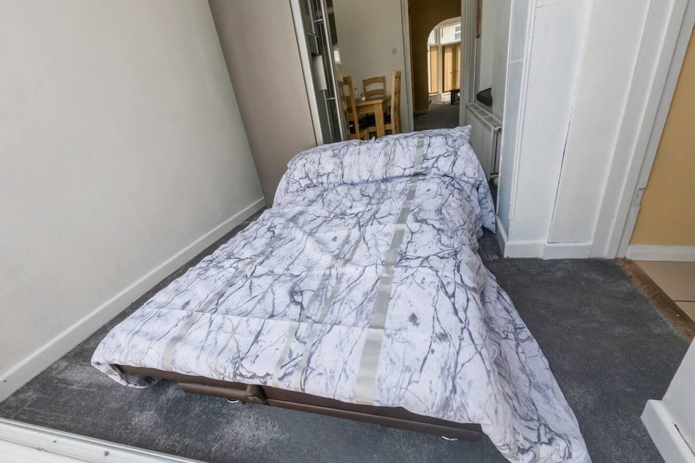 6 Guests-free Public Parking-5 Min to Beach view 2