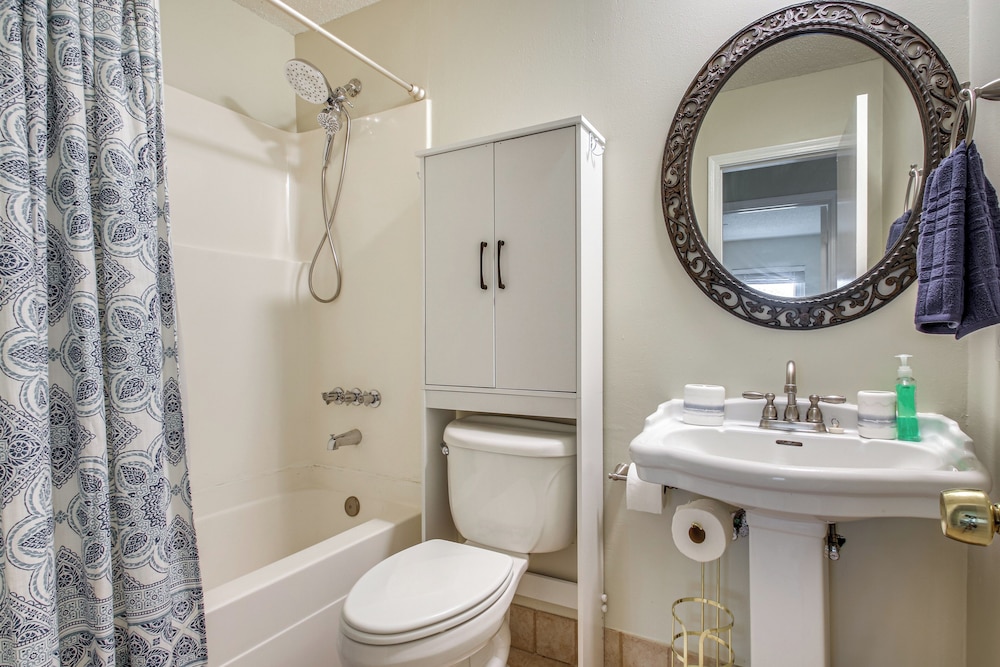 Shop, Dine & Visit Uwf: Pensacola Home w/ Yard!