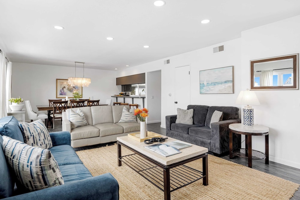 Topside Newport Rooftop Balcony + Ocean Views + Walk to Pier, Marina Village