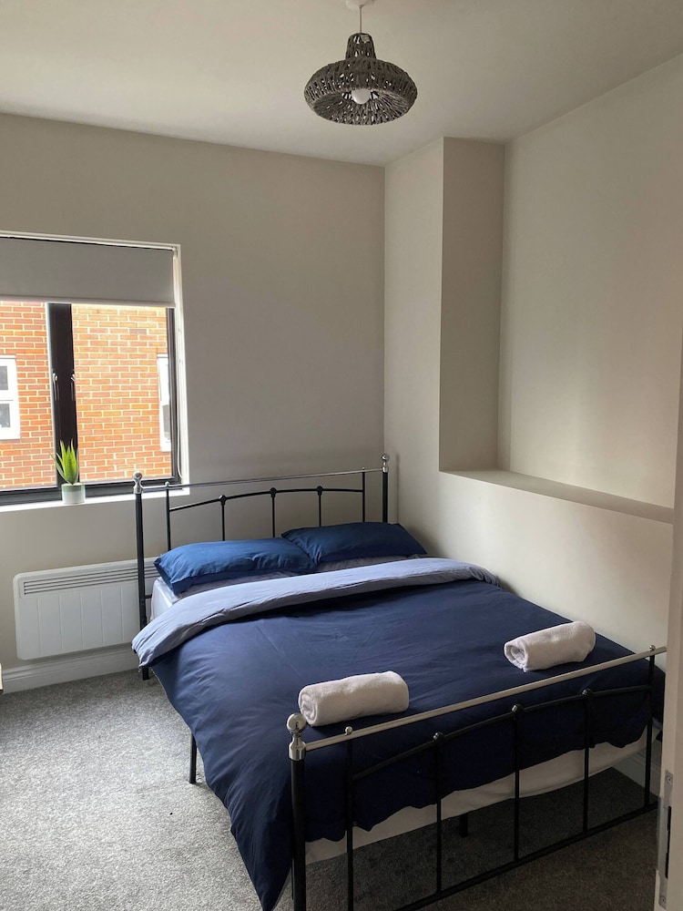 Charming Beckenham Apartment With Private Balcony