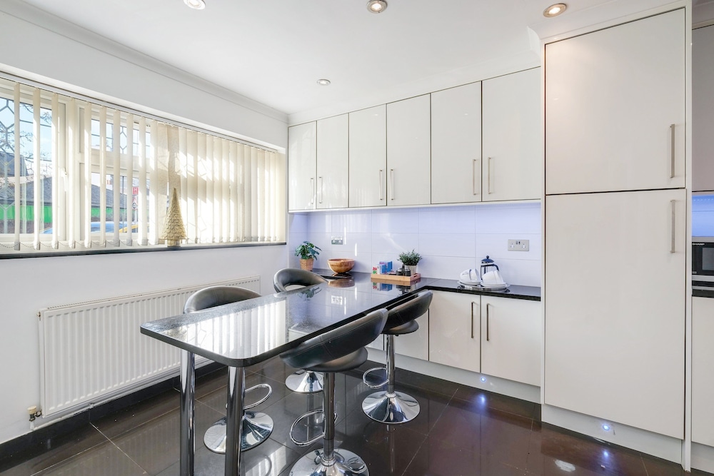 Isher 3 Bedroom 2 Bath Hse with Parking