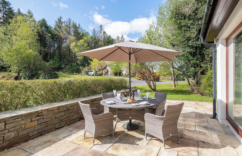 Spacious Kenmare Home to Sleep 8 Free use of Pool Onsite