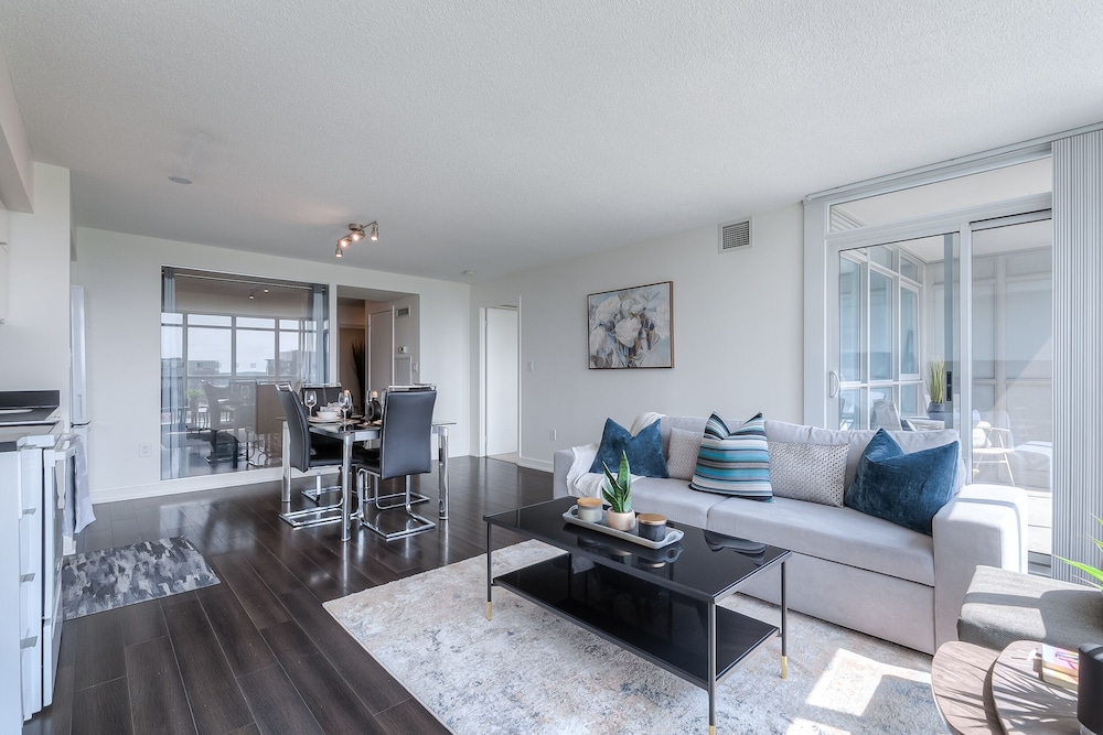 Waterfront Luxury Suites - Image 4