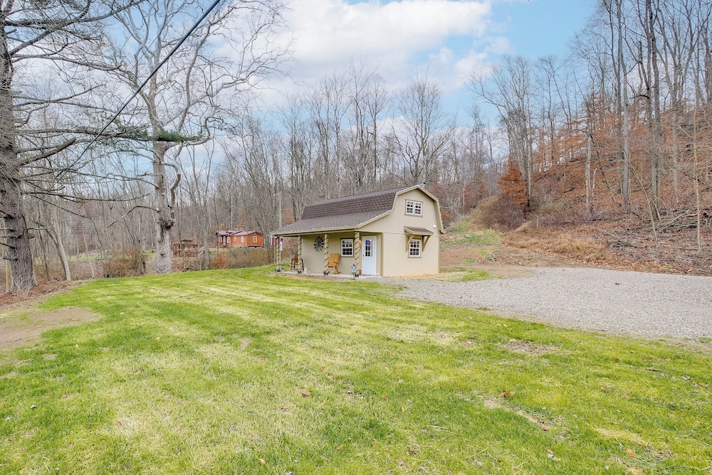 On 40 Acres: Charming Cabin in Zanesville!