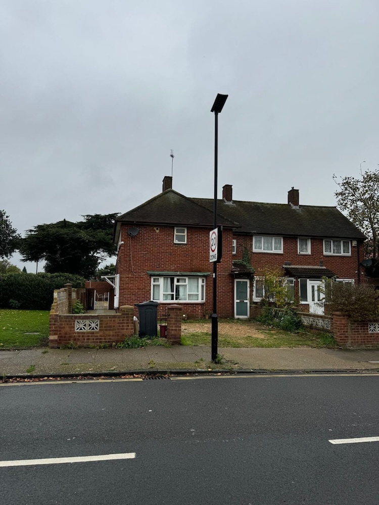 3BR Home Near Hounslow West Tube Station
