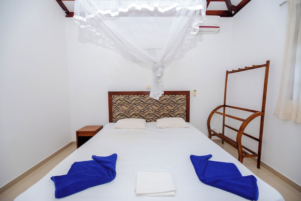 Villa Almond Leaf