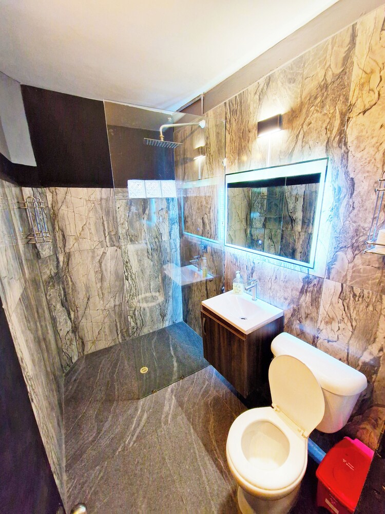 PROMO 18 BDRM Building, Pool+ 5Jacuzzis at Poblado