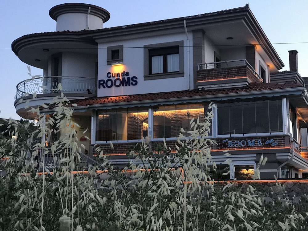 Hotel Cunda Rooms - Image 1