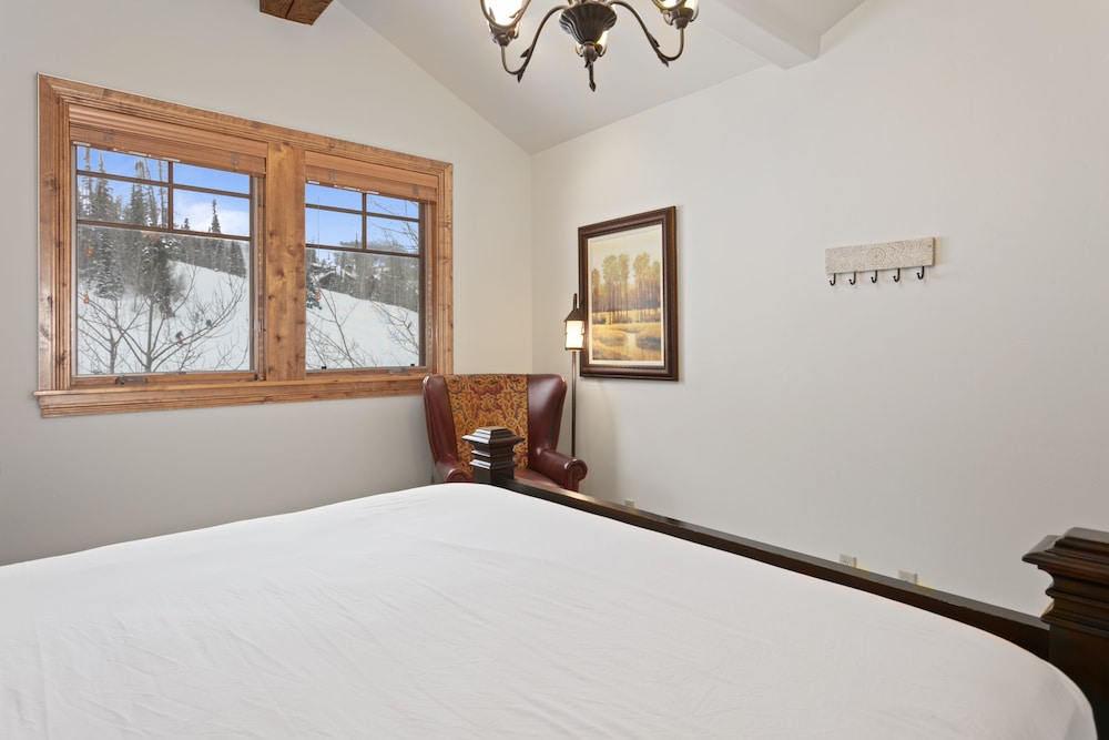 Grand Lodge - Four Bedroom #405 - Ski-in/ski-out 4 Condo