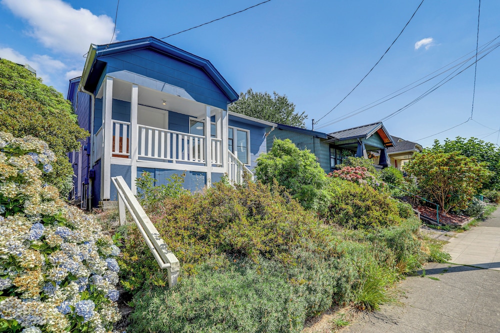 1 Mi to Green Lake: Family-friendly Seattle Home