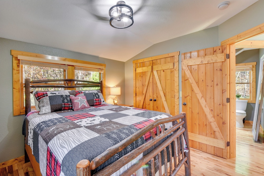 Fish, Hike & Swim: Lake Burton Retreat w/ Hot Tub!